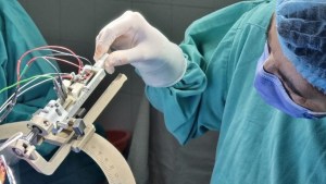 Una compleja cirugía mejorará la calidad de vida una mujer con Parkinson en Roca