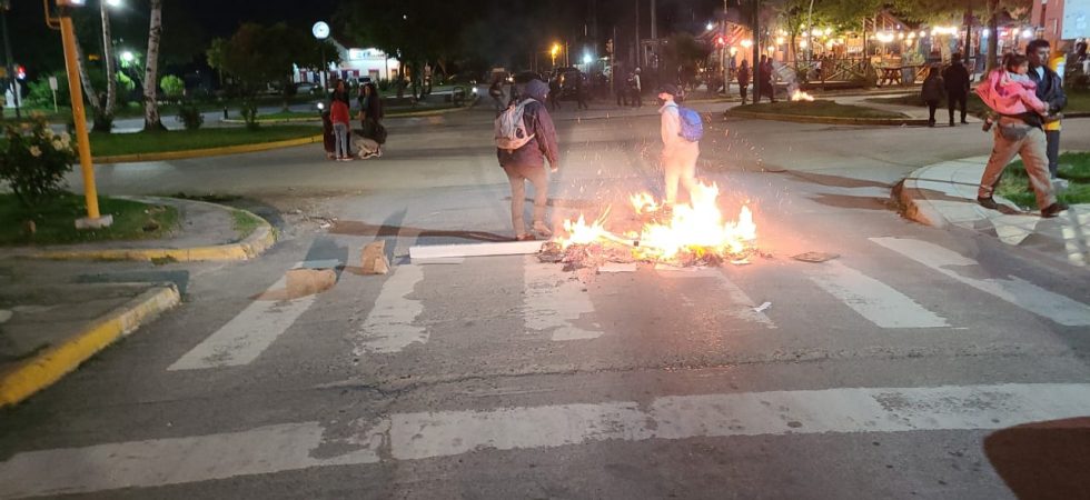Manifestantes en distintos puntos de El Bolsón durante la noche. Foto: Info Chucao