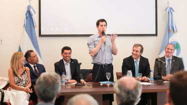 El ministro Eduardo Wado de Pedro compaarte la reunión de vicegobernadores. (Prensa Legislatura)
