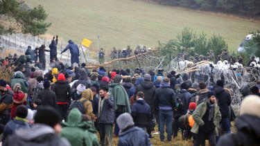 Cientos de migrantes quieren acceder a Polonia a través de la frontera con Bielorrusia. (Foto: AP)