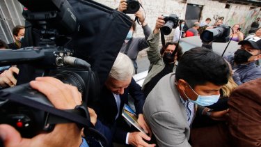 Agredieron a Kast durante su visita a un barrio popular de Santiago de Chile. (Foto: AP)