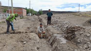El intendente Raúl Hermosilla manifestó su satisfacción al ver que todos los vecinos cuentan con el agua de red. Foto: gentileza. 
