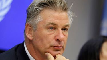 Alec Baldwin es demandado por el tiroteo fatal de 'Rust'. 