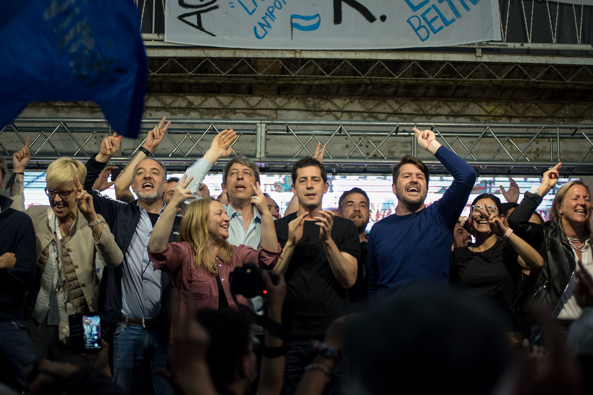 Mucho entusiasmo intentaron mostrar los candidatos y dirigentes del Frente de Todos en el acto de campaña que se hizo esta noche de lunes en el gimnasio Las Quintas de Bariloche (foto: Marcelo Martinez)