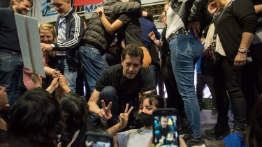 Wado de Pedro se rodeó de militancia y tocó el redoblante en Bariloche