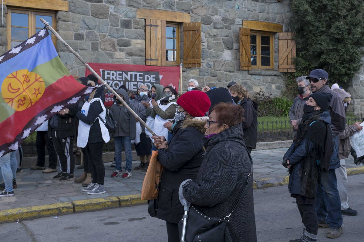 Militantes de izquierda, la CCC, ATE y dirigentes mapuches se manifestaron en el Centro Cívico de Bariloche. Foto: Marcelo Martinez