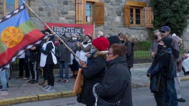 Militantes de izquierda, la CCC, ATE y dirigentes mapuches se manifestaron en el Centro Cívico de Bariloche. Foto: Marcelo Martinez