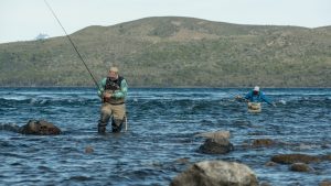 La inmensidad y la soledad del río Limay volvió a atraer a los amantes de la pesca