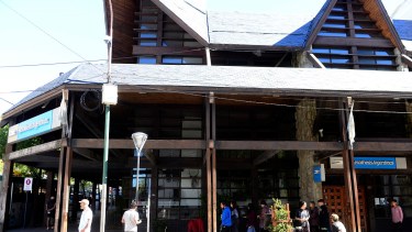 El edificio de Aerolíneas Argentinas  en Bariloche está cerrado desde la pandemia y la compañía no regresará a esas instalaciones. Foto: Chino Leiva
