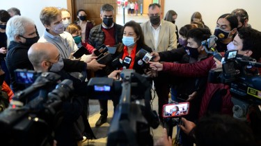 La gobernadora Arabela Carreras anticipó que el Estado intervendrá para la formación y capacitación de personal para la industria del hidrógeno verde. Foto: Chino Leiva