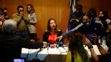 La gobernadora Arabela Carreras habló sobre el conflicto en Cuesta del Ternero. Foto: Chino Leiva