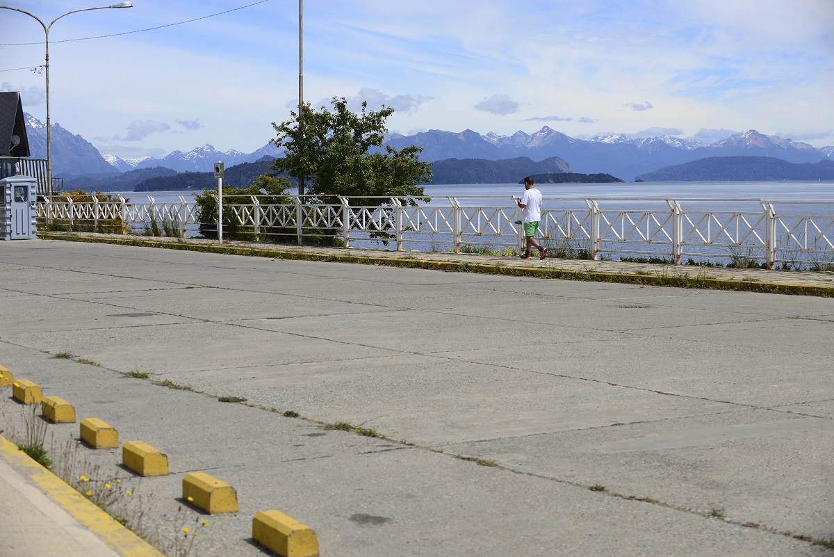 El playón superior del puerto San Carlos, en el centro de Bariloche, estuvo varios años concesionado a un privado y ahora tomó posesión el municipio. Foto: Chino Leiva