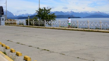 El playón superior del puerto San Carlos, en el centro de Bariloche, estuvo varios años concesionado a un privado y ahora tomó posesión el municipio. Foto: Chino Leiva