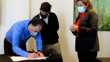 La gobernaodra Arabela Carreras encabezó la firma de boletos compra-venta del parque productivo de Bariloche. Foto: Chino Leiva
