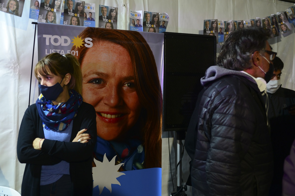 En el local del Frente de Todos en Bariloche, la militancia esperó hasta las 22 y la candidata Ana Marks anunció que esperará el recuento "voto a voto".  Foto: Chino Leiva
