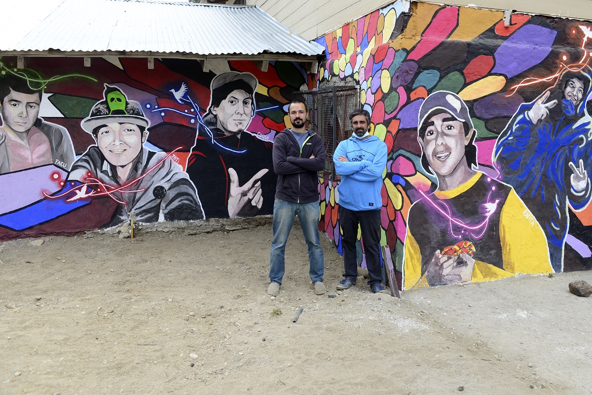 Joaquín Collazo (izq), impulsor del mural, junto a Omar mastroiani, presidente de la Fundación San José Obrero. Foto: Chino Leiva