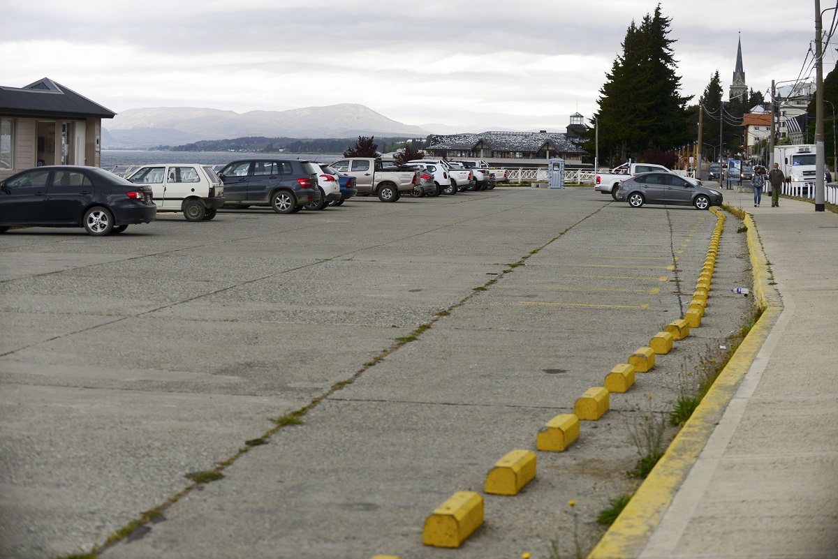 El playón superior del puerto San Carlos volverá a tener estacionamiento pero esta vez bajo el esquema municipal. Foto: Archivo