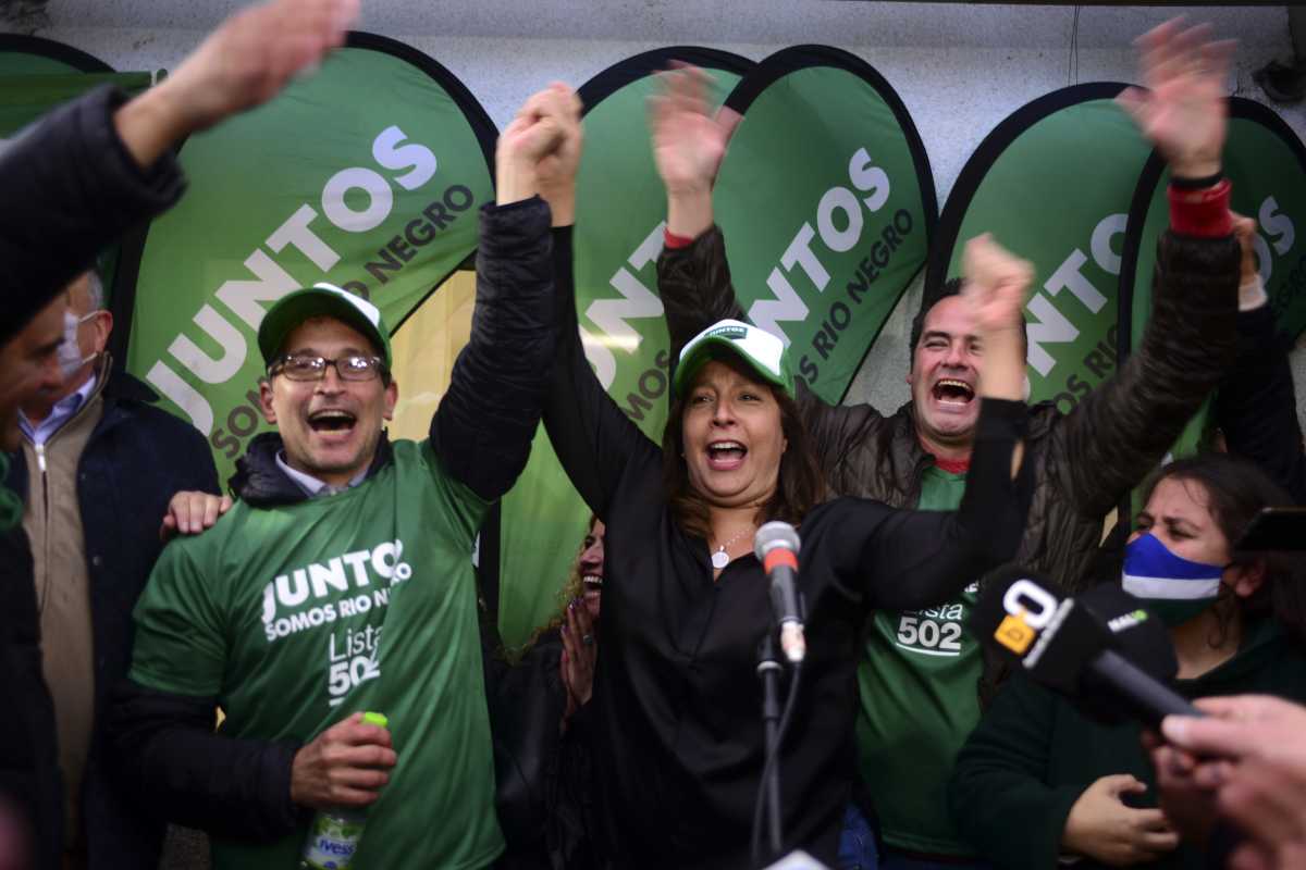 Domingo y Carreras celebraron en Bariloche. El diputado electo destacó el “proyecto de provincia” de Juntos “sumando intendentes y representantes”. (Foto: Alfredo Leiva)