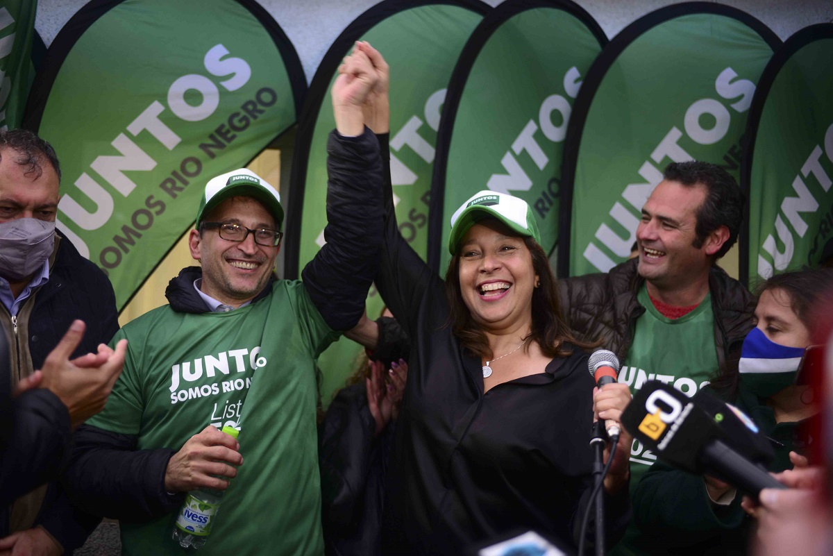 La gobernadora Arabela Carreras y el diputado electo Agustín Domingo festejan con euforia en Bariloche. Foto: Chino Leiva