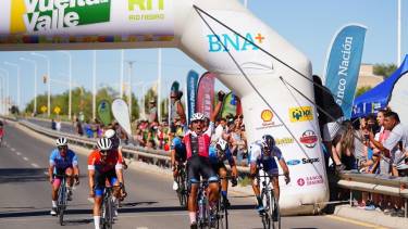 Un festejo emocionante para López en Zapala. Fotos: Carlos Mir