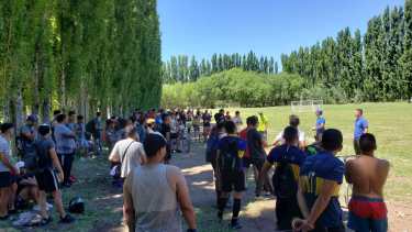 Las charlas continuarán durante los encuentros de fin de semana en los complejos. Fotos: Municipio de Roca