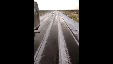 El granizo borró las marcas del asfalto de la Ruta 151.  Foto: Captura de video