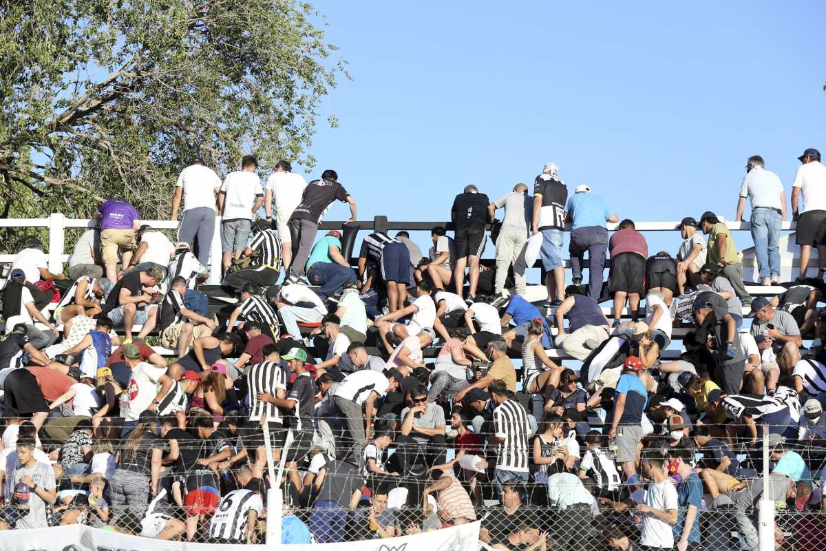 El público en la popular observó los incidentes en la tribuna. (Foto: Juan Thomes)