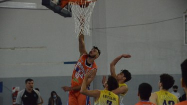 Roca buscará hacer prevalecer su juego interior. Sánchez es pieza clave en la ofensiva "naranja". Foto Archivo 