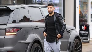 Fuertes versiones en España sobre el retiro del Kun Agüero