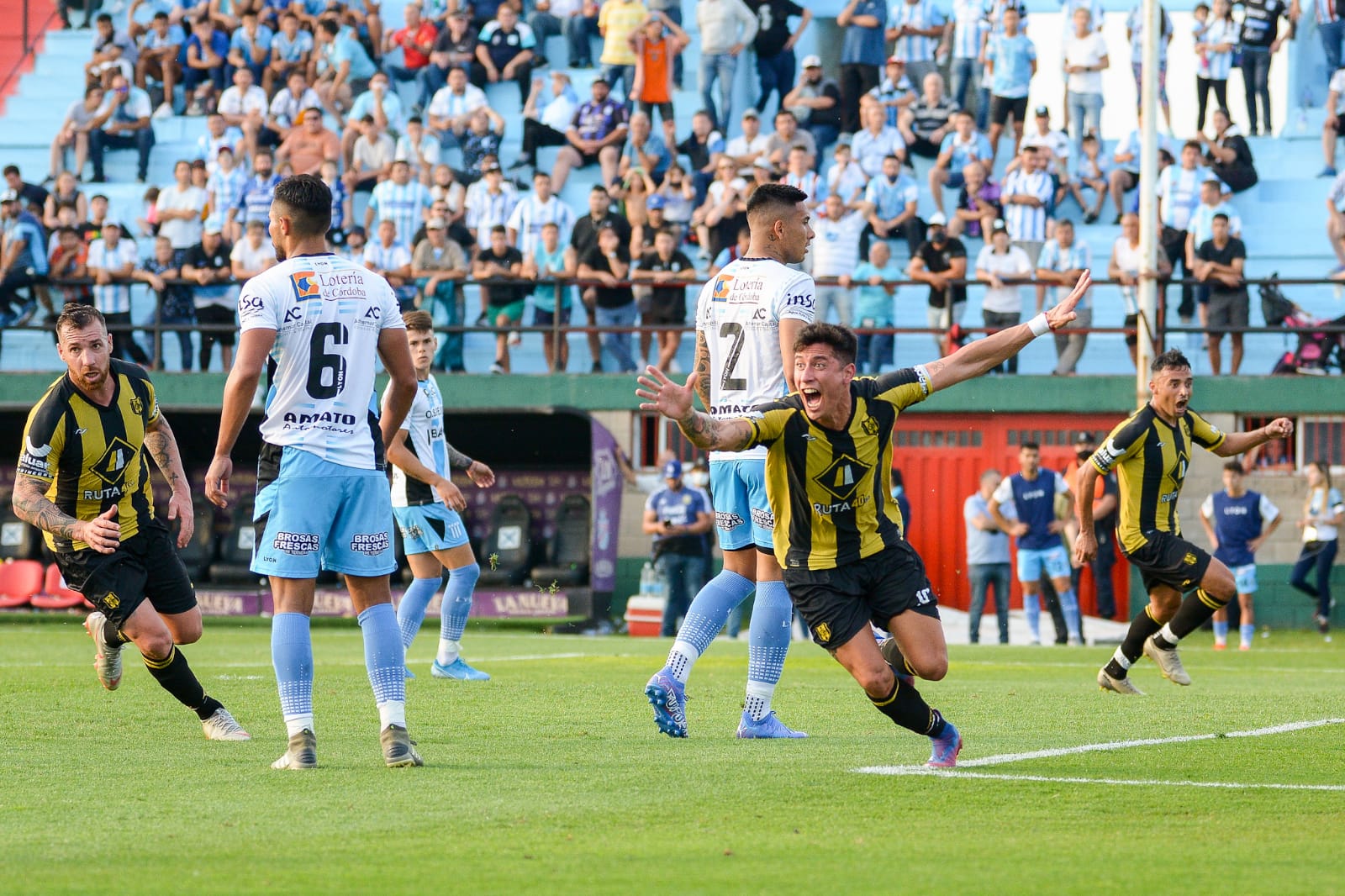 Sebastián Jeldres festeja el único gol de la final que le dio el ascenso a Deportivo Madryn. Foto: M. Di Giusto (Diario Jornada) 