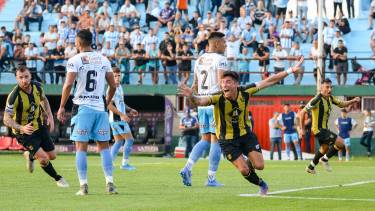 Sebastián Jeldres festeja el único gol de la final que le dio el ascenso a Deportivo Madryn. Foto: M. Di Giusto (Diario Jornada) 