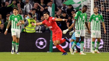 Marcos Acuña festeja su gol para Sevilla en el clásico de la ciudad andaluza. 
