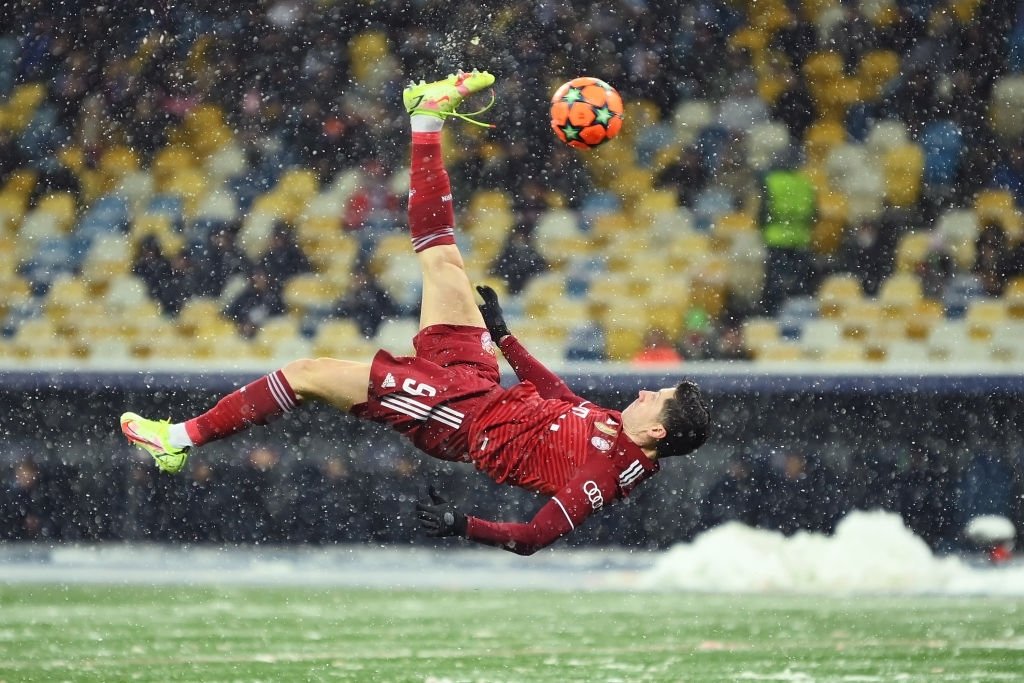 Lewandowski metió un golazo de chilena bajo la nieve.