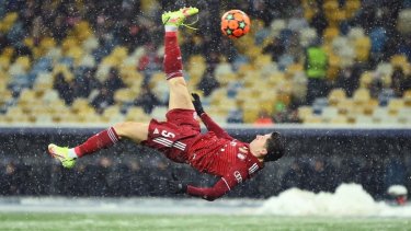 Lewandowski metió un golazo de chilena bajo la nieve.