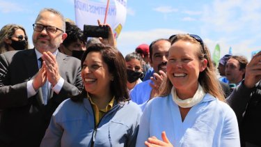 En Sierra Grande, el ministro Kulfas, acompañando a la gobernadora Carreras y la CEO de FFI,  Julie Shuttleworth, durante la recorrida en Sierra Grande, en noviembre pasado. Foto: Gobierno de la Provincia