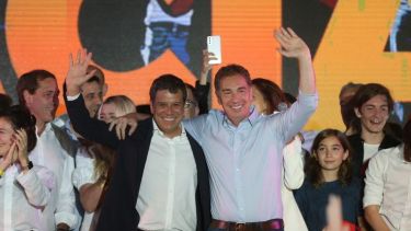 Manes y Santilli se mostraron juntos el domingo tras el triunfo en provincia de Buenos Aires.