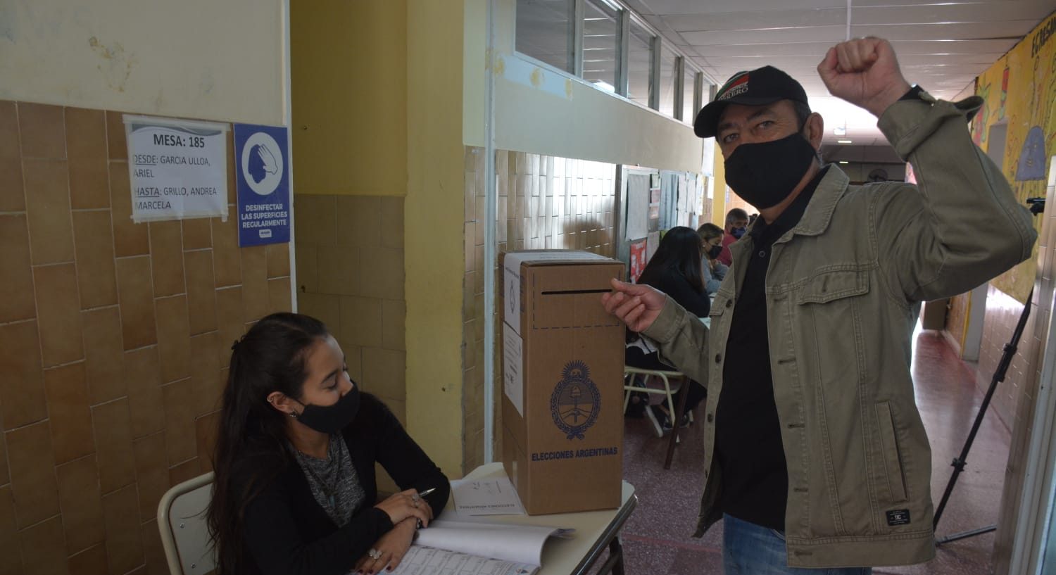 Raúl Godoy emitió su voto en una escuela de Alta barda. Foto: Yamil Regules