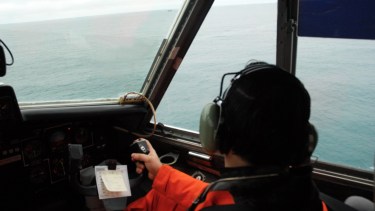Por agua y aire buscan al tercer miembro del pesquero hundido. 