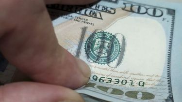 La divisa sigue en crecida, mientras se miran con cautela los resultados del domingo.-