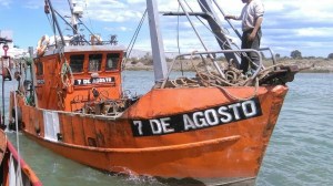Naufragio en Sierra Grande: Un avión de la armada se sumará a la búsqueda del tercer tripulante