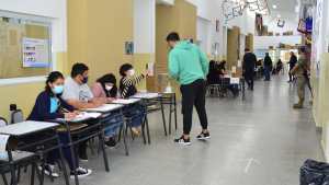 Con demoras en una escuela comenzó la votación en Regina