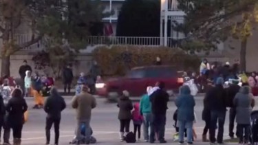 La camioneta arrolló a varios participantes de la marcha en el pequeño pueblo de Wisconsin. 