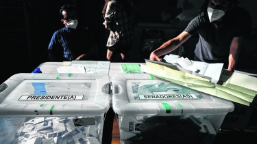 Las urnas volverán a hablar el 19 de diciembre, cuando se concrete la segunda ronda electoral.  (AP Photo/Esteban Felix)