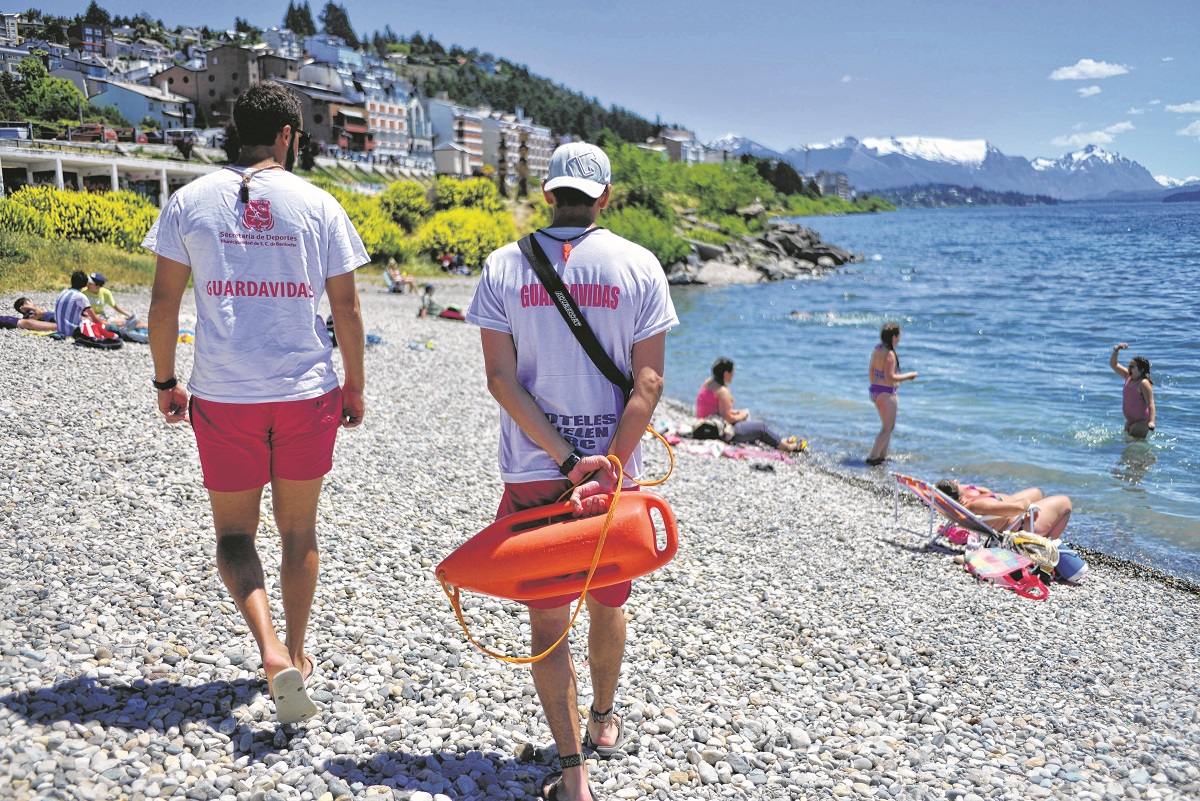 Este año habrá 26 guardavidas en las playas municipales de Bariloche. Foto: archivo