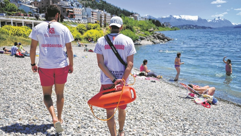 El municipio de Bariloche tendrá siete playas de lagos con guardavidas y reforzará el plantel para el próximo verano. Archivo