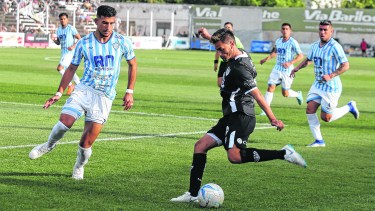 Nicolás Trecco, delantero de Cipolletti, dio sus sensaciones en la previa de los cruces. Foto: Juan Thomes 