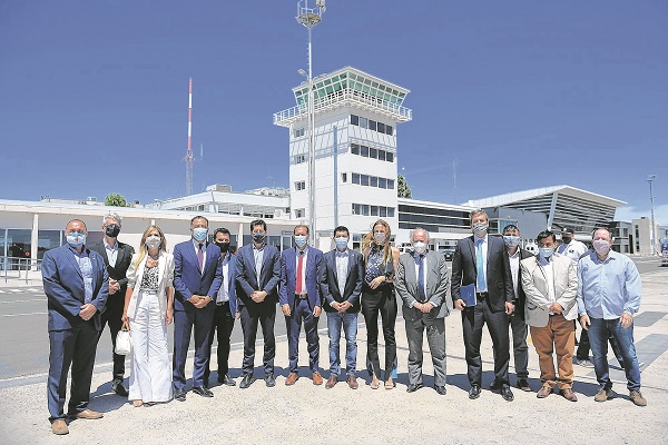 El MPN y el Frente de Todos en la foto oficial en el aeropuerto Juan Domingo Perón de la ciudad de Neuquén.(Gentileza)