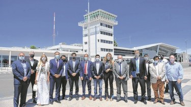 El MPN y el Frente de Todos en la foto oficial en el aeropuerto Juan Domingo Perón de la ciudad de Neuquén.(Gentileza)