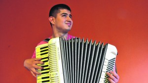 Personajes: «El acordeón es mi espacio y me conecta», dice Tomi Vargas