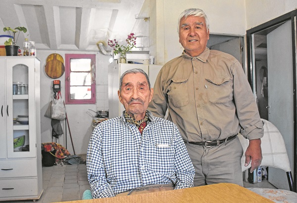 Eugenio Carrasco junto a su hijo reivindican el trabajo de los pioneros de la comunicación en el interior del país. (Florencia Salto)